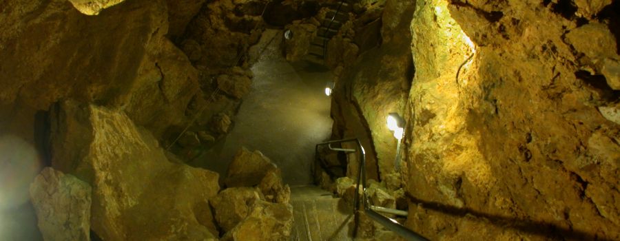 Laichinger Tiefenhöhle - © Jduckeck, CC0, via Wikimedia Commons