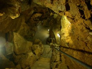 Laichinger Tiefenhöhle - © Jduckeck, CC0, via Wikimedia Commons